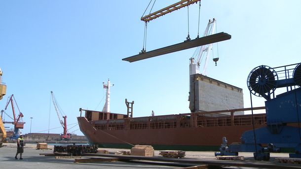 Randazzo supervisó en España un embarque de rieles