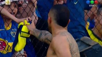 Tevez le dio su camiseta a un nena que estaba en el tribuna. Tevez le dio su camiseta a un nena que estaba en el tribuna.