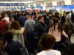 Más de 100 vuelos cancelados por la falta de acuerdo en las paritarias