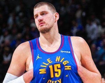 Nikola Jokic clavó un triple desde 20 metros y marcó un récord histórico