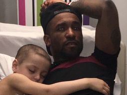 La imagen del delantero junto al pequeño Bradley La imagen del delantero junto al pequeño Bradley