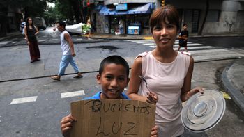 pasan a servicio pasivo a un policia por balear a un vecino sin luz en flores pasan a servicio pasivo a un policia por balear a un vecino sin luz en flores