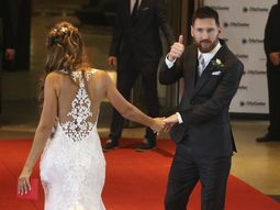 La espalda del vestido de Antonela Roccuzzo y Lionel Messi La espalda del vestido de Antonela Roccuzzo y Lionel Messi
