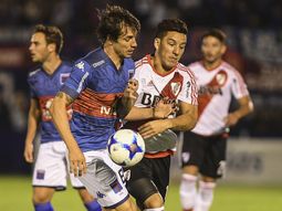 Driussi y Galmarini, luchando por la pelota en Victoria Driussi y Galmarini, luchando por la pelota en Victoria