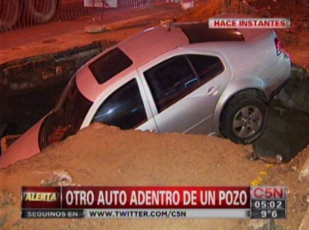 Pasó otra vez: un auto se cayó a un pozo en Avellaneda