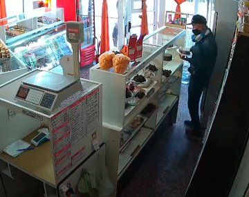 Asaltaron una panadería y se llevaron hasta una torta