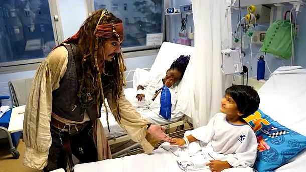 Johnny Depp sorprendió a los niños del Hospital Donostia caracterizado de Jack Sparrow. Foto: Gentileza Irekia.