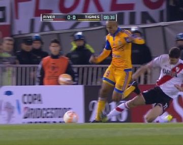 ¿Era para roja? La dura patada de Alario en el arranque del partido