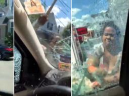 Una mujer rompe el auto de su marido con un martillo con sus hijos adentro