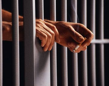 EE.UU. estudia perdonar a presos con más de diez años de cárcel por drogas