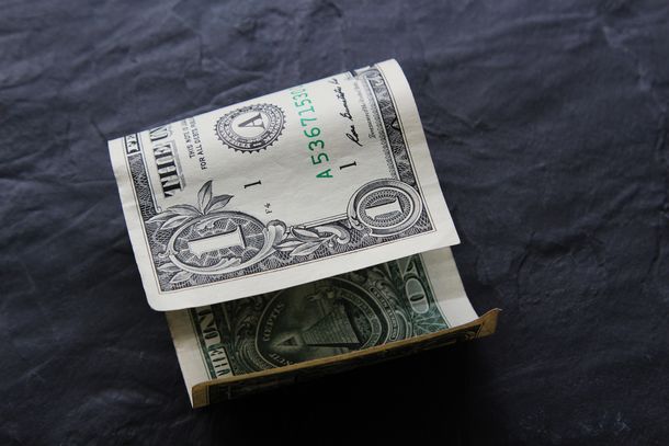 El dólar global se fortalece mientras que en Uruguay acumula tres jornadas negativas.