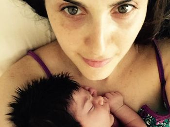 Julieta Díaz presentó a su hija Elena Antonia