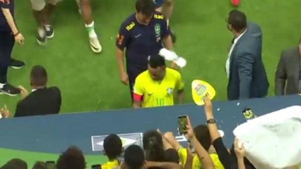 Le tiraron pochoclo a Neymar al final de Brasil vs Venezuela