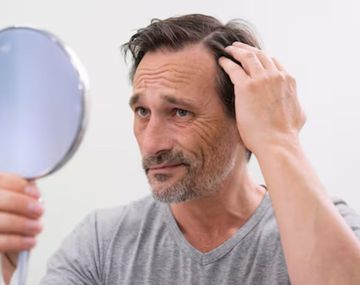 El truco viral para cuidar el cabello y eliminar las canas