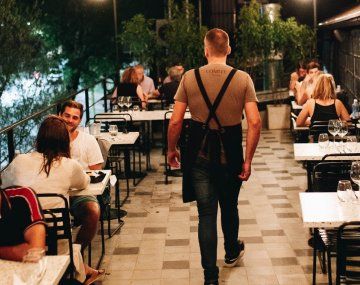 Comité, a pasos de la Catedral de San Isidro