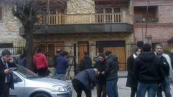 por seguridad, la familia de tevez pide que no se invada su casa por seguridad, la familia de tevez pide que no se invada su casa