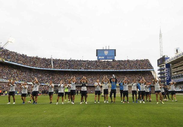 Los jugadores de Boca saludaron a la multitud que los acompañó