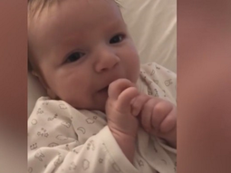 El bebé que a apenas dos meses de haber nacido le dice hola a su mamá El bebé que a apenas dos meses de haber nacido le dice hola a su mamá