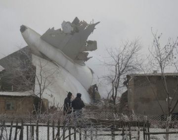 Cayó un Boein en Kirguistán y hay al menos 37 muertos - Crédito: @TomPodolec 