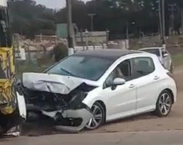 VIDEO: micro con hinchas de Aldosivi chocó a un auto y lo arrastró varios metros