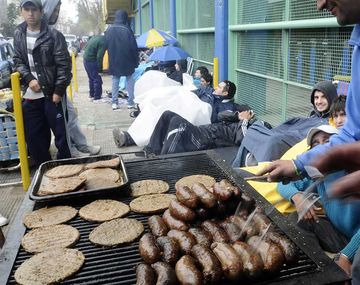 Vendedor de chori celebra la vuelta de los hinchas y revela grieta entre River y Boca