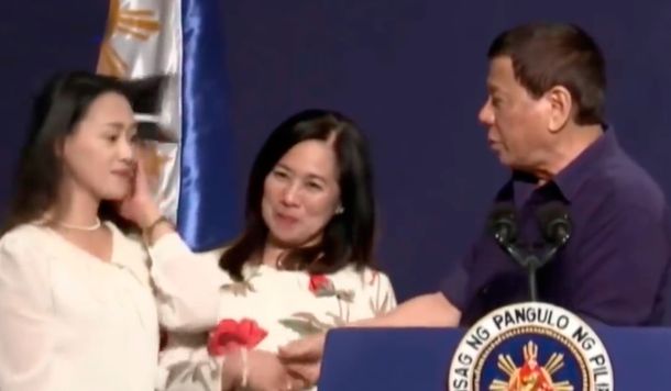 El presidente de Filipinas obligó a besar a una joven y la TV oficial borró el video