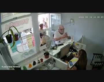 Militante de los Derechos Humanos y violento con una mujer: quién es el hombre que golpeó a una empleada