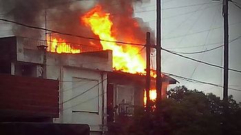 un rayo cae sobre una casa y la prende fuego un rayo cae sobre una casa y la prende fuego