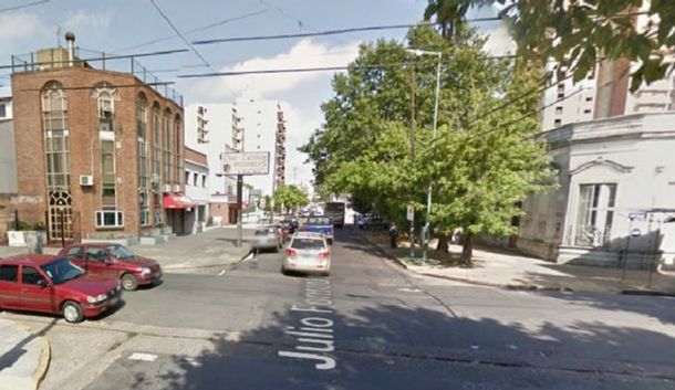 Delincuentes degollaron a un hombre africano que vendía relojes en la calle