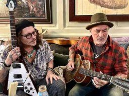 Johnny Depp junto a Corcho Rodríguez, compartiendo la música. Johnny Depp junto a Corcho Rodríguez, compartiendo la música.