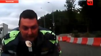video: arrastro a un policia en su capo para escapar de una multa de transito video: arrastro a un policia en su capo para escapar de una multa de transito