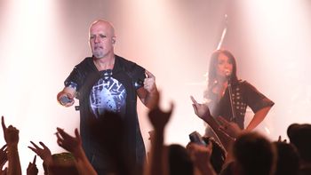 volvio a cantar gustavo cordera e hizo subir mujeres al escenario para que lo tocaran volvio a cantar gustavo cordera e hizo subir mujeres al escenario para que lo tocaran