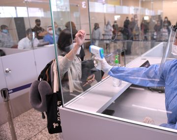 Llegó al país el último vuelo autorizado desde Reino Unido y hubo un operativo especial