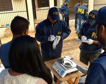 Personal de la Policía Federal pesando los 73 kilos hallados en una camioneta en Salta. Foto archivo.