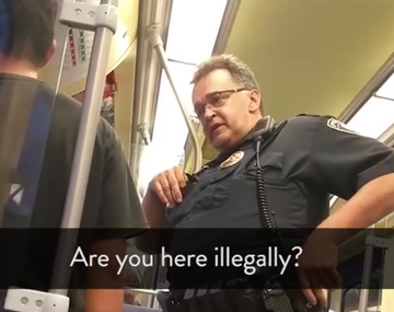 El acoso policial fue captado por un pasajero de subte
