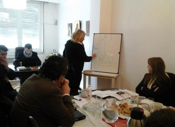 ¿Qué escribe @elisacarrio en la pizarra?