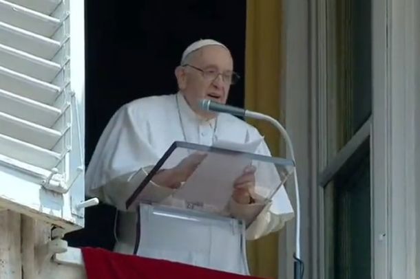 Tras su internación el papa Francisco reapareció ante miles de fieles