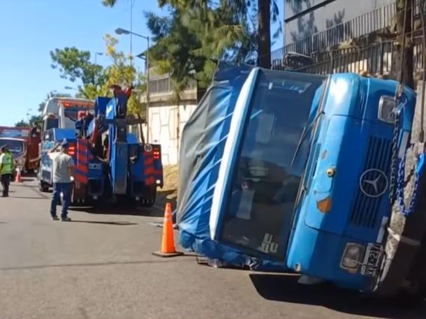 Choque y vuelco en colectora de Panamericana provoca un caos de tránsito