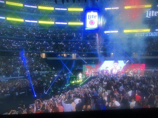 El tuit de Canelo tras vencer a Saunders