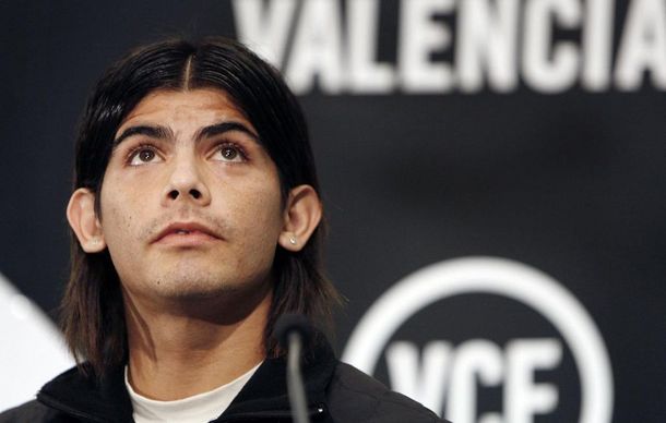 Operaron a Banega, que estará 6 meses parado