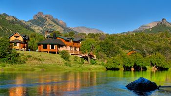 El pueblo con paisajes increíbles al que se accede por camino de montaña. El pueblo con paisajes increíbles al que se accede por camino de montaña.