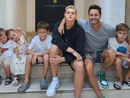 Benjamín Vicuña junto a sus hijos: Amancio, Magnolia, Benicio, Bautista y Beltrán. Benjamín Vicuña junto a sus hijos: Amancio, Magnolia, Benicio, Bautista y Beltrán.