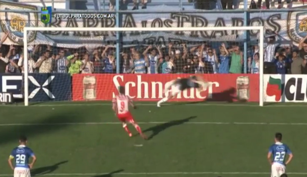 Un premio consuelo: el polaco Bastía atajó un penal en la derrota de Rafaela