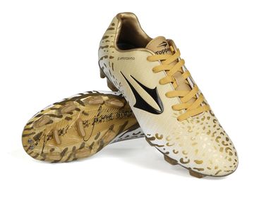 Cómo son los llamativos botines que usará un rugbier argentino