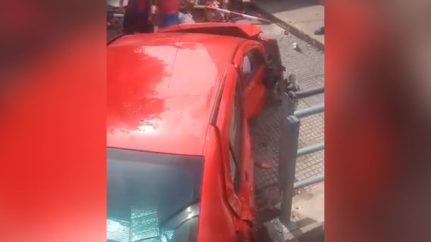 VIDEO: Una formación de la Línea San Martín chocó contra un auto en Villa del Parque