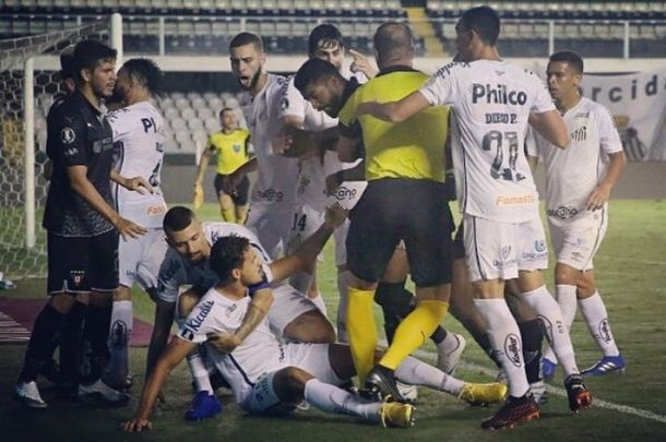 Escandaloso final en Santos-Liga de Quito con Néstor Pitana como protagonista