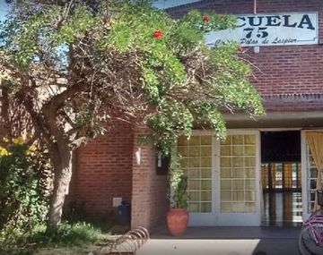 Un hombre se desnudó delante de chicos