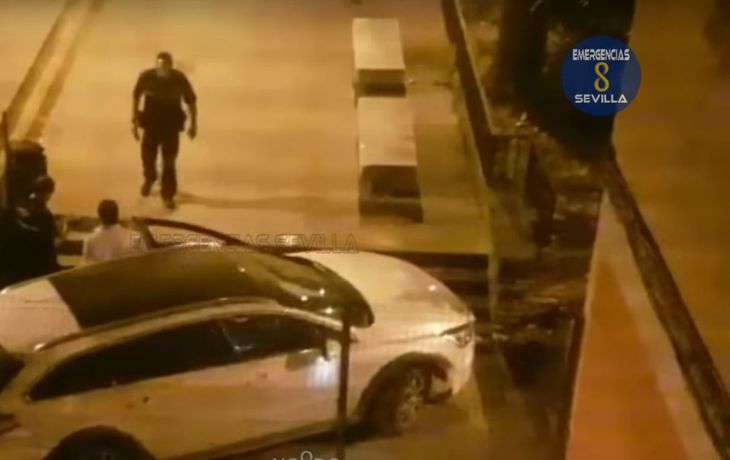 Tenía cuatro veces la tasa de alcohol permitido, chocó y se subió a una escalera de la ciudad