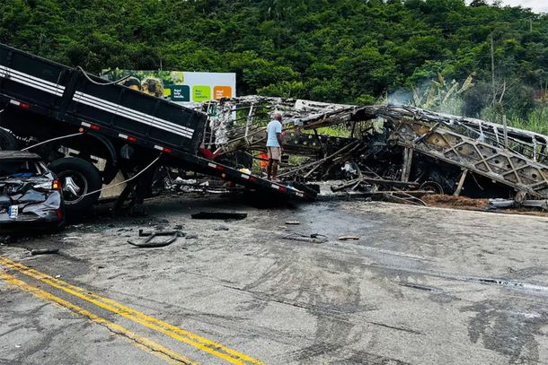 Tragedia en Brasil: los videos más estremecedores del accidente vial que dejó 38 muertos