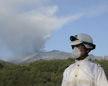 La erupción de un volcán provocó caos